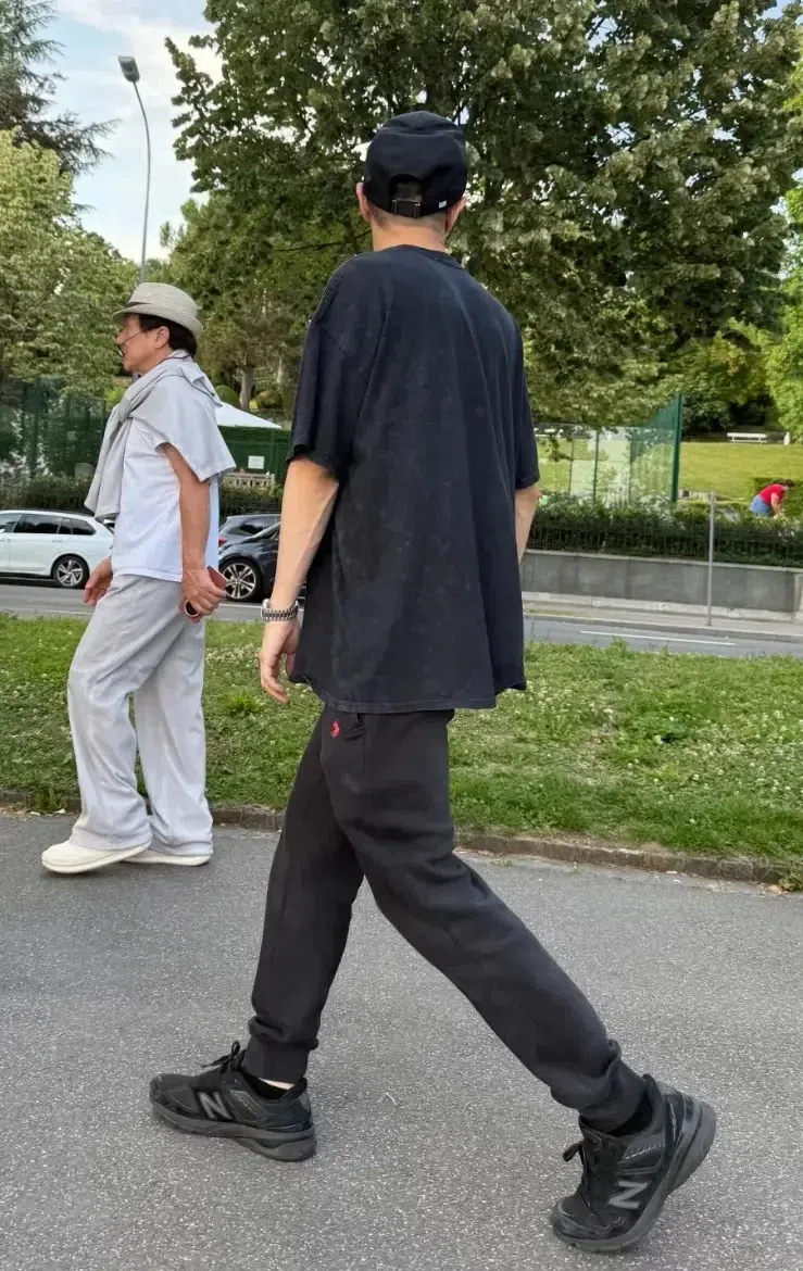 成龙（左）与爱子房祖名（右）现身瑞士街头，气氛悠闲自在。（互联网）