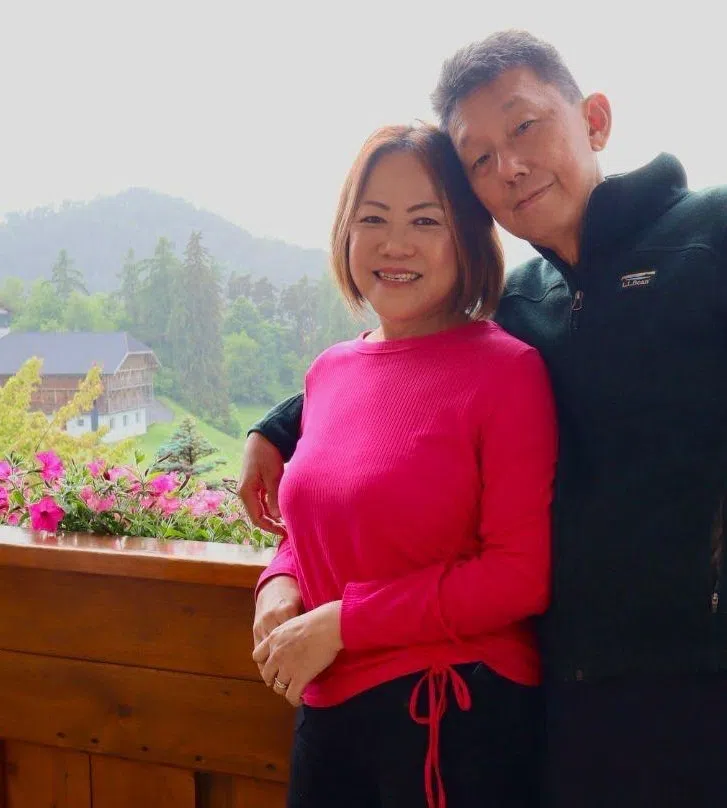 已退休的梁汉佑（右）患有高胆固醇和冠状动脉疾病；他的妻子钟育珊（左）则有甲状腺功能减退症和高血压，这对夫妇都到淡滨尼综合诊疗所看同一个医生。（新保集团综合诊疗所提供）