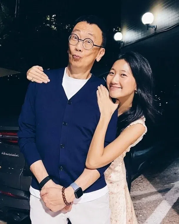 郑丹瑞（左）除了是宠妻狂人，也非常疼爱两个宝贝女儿。（互联网）