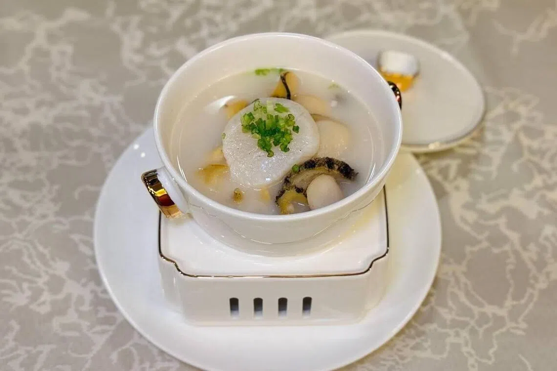 杏仁露鱼汤济州鲍鱼带子螺肉，融合海鲜的咸鲜与杏仁的香甜。（餐馆提供）