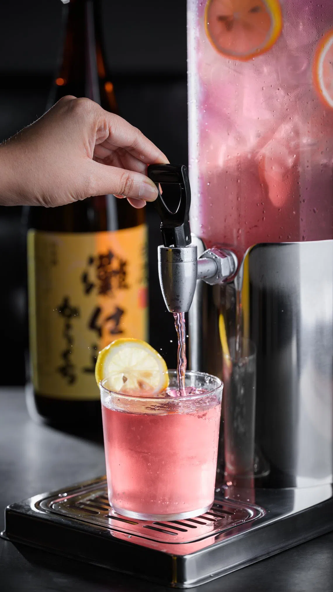 两公升的樱桃清酒鸡尾酒塔。（餐馆提供）