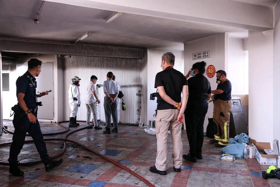 床垫只剩下弹簧铁丝，当局人员也在场进行调查。（海峡时报）