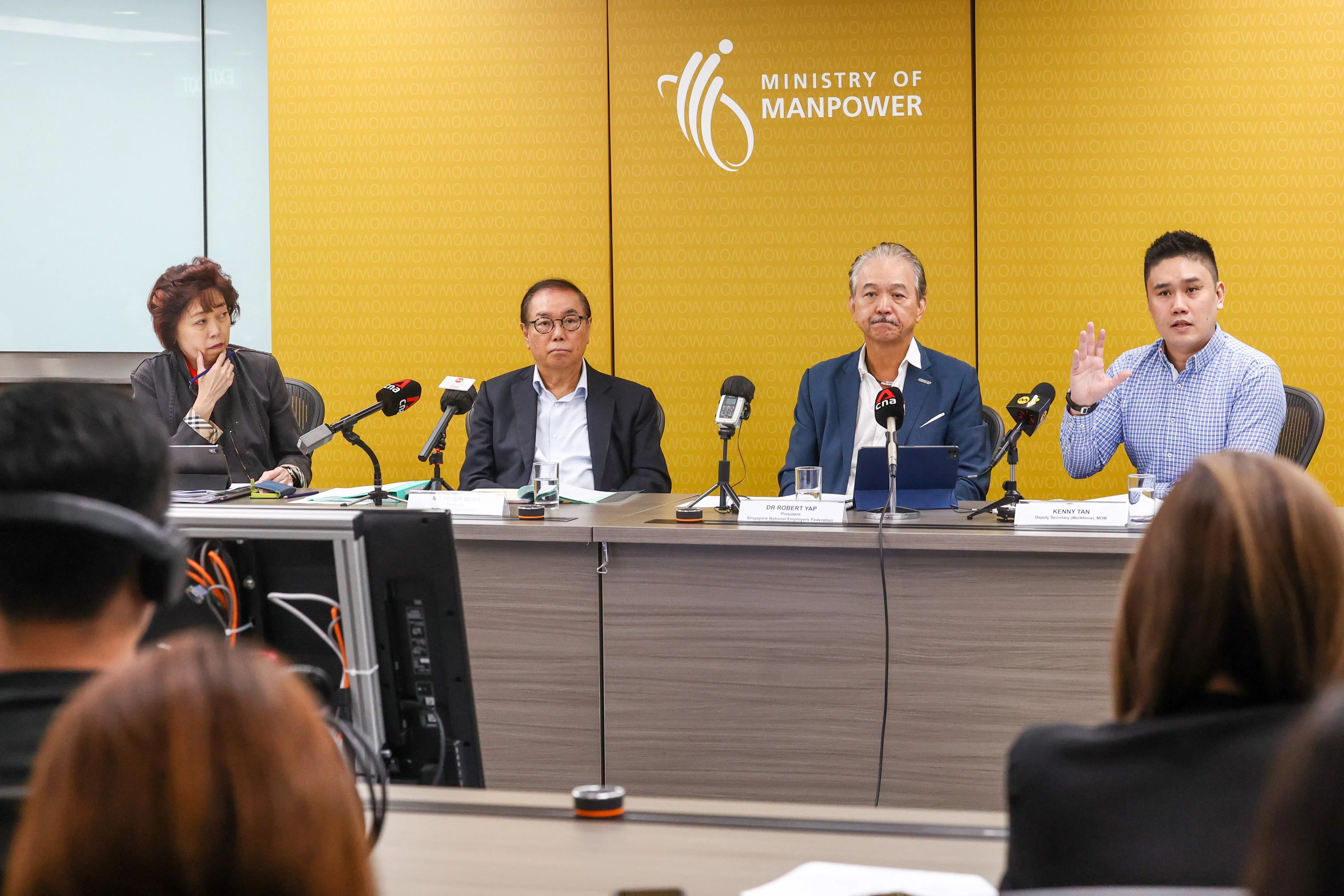 全国职工总会会长雷家英（左起）、全国工资理事会主席佘林发、全国雇主联合会会长叶进国和人力部副常任秘书陈艺康出席记者会，公布最新工资指导原则。（陈斌勤摄）