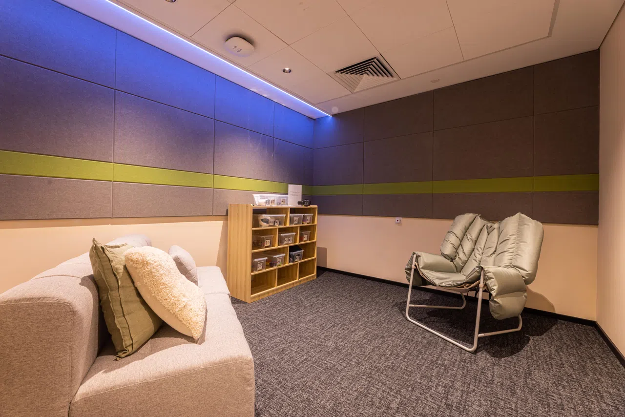 大楼内设有专属设施，提供玩具、游戏和创意材料，并采用软垫墙壁和圆角家具，确保使用孩童的安全。（新加坡法院提供）