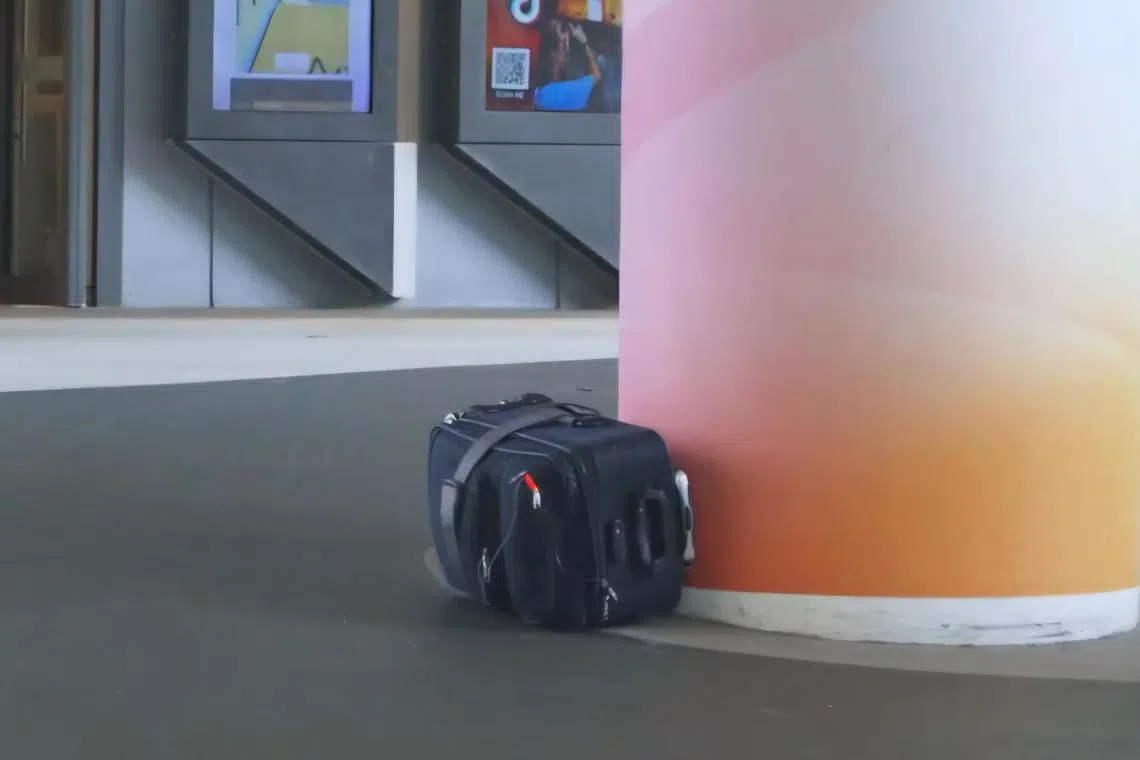 6月10日晚餐高峰时段，便利商店前方出现一个闪着红灯的行李箱，但是多数路过的公众都没有留意。（内政部提供）