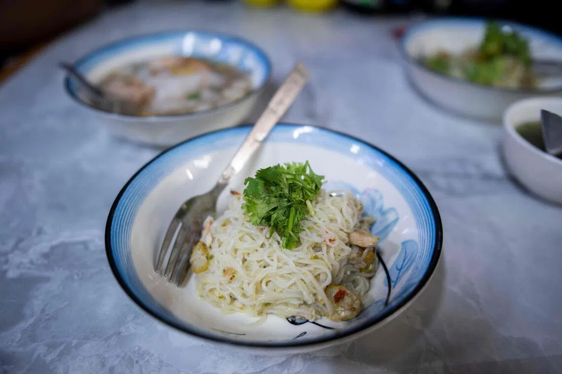 这碗看似简单的干拌面，正是若开邦人难以忘怀的传统美食蒙迪（mont di）。（法新社）