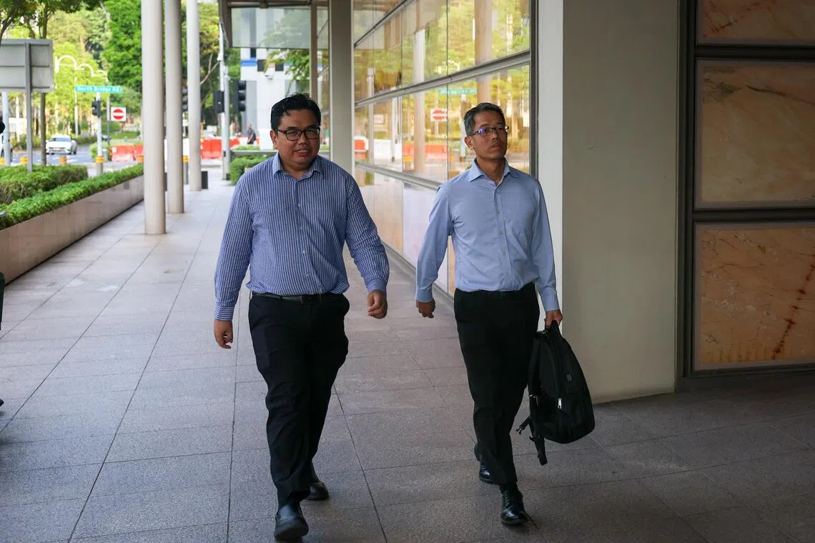 工人党阿裕尼集选区议员严燕松（右）和莫哈默法理上午8时许抵达法院。（张俊杰摄）