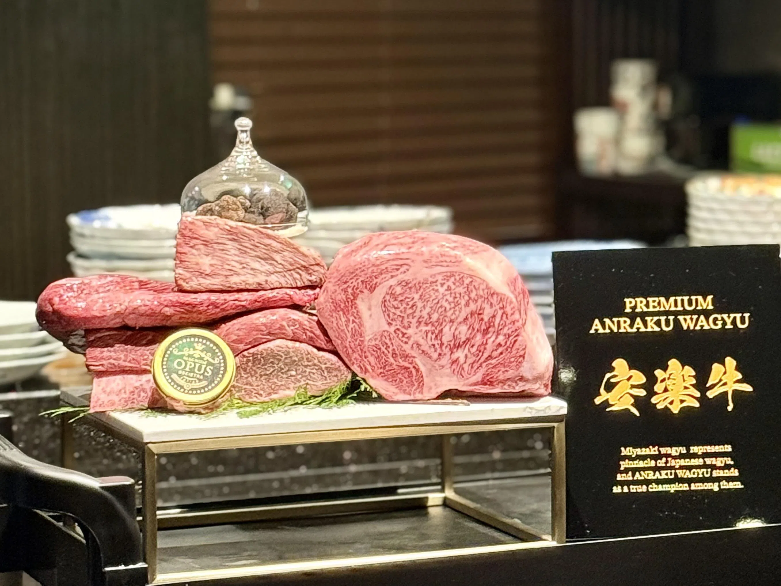 来自日本宫崎县的安乐冠军A5和牛，以油花分布均匀、肉质柔嫩细致著称。（叶晓虹摄）