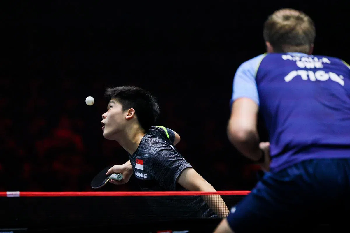 将满17岁的新加坡小将郭勇（灰衣）在男单力克世乒赛亚军得主法尔克闯入16强，为我国缔造在这项赛事的最好成绩。（卓祾祎摄）