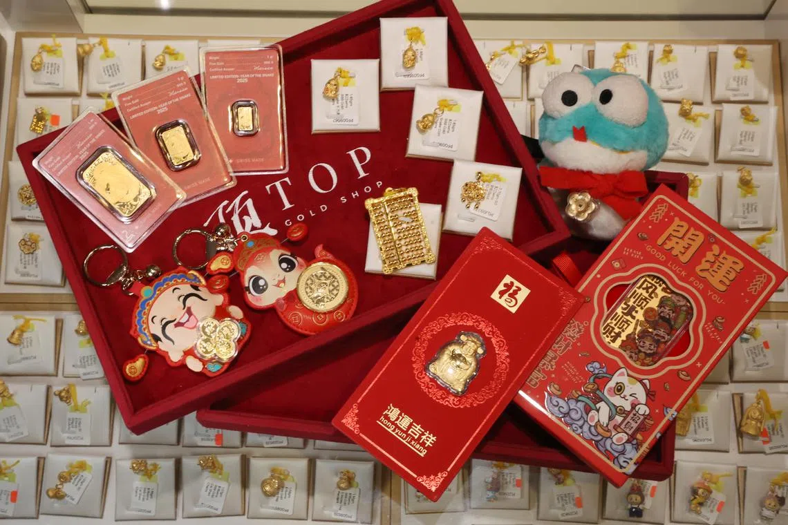 一些金店透露，金饰行情会随着农历新年渐近而越来越好，它们准备按情况分批买进蛇年金条和各种金饰如钥匙扣、手机贴与吊坠等。（邝启聪摄）