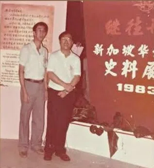 韩山元（右）和时任新加坡华语戏剧团体联合会会长邹文学。（作者提供）