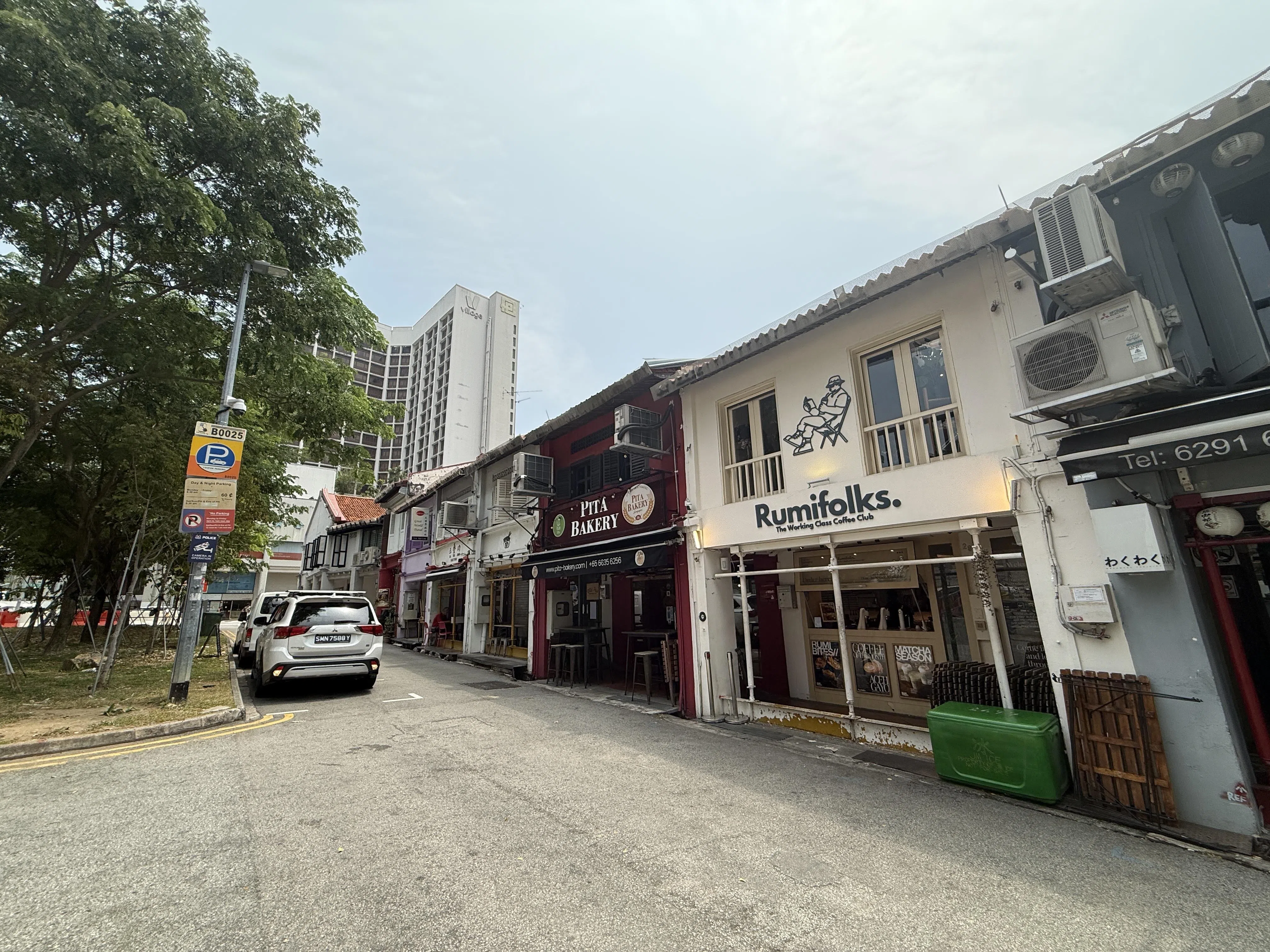 峇厘巷与哈芝巷仅数步之遥，庆幸这里未像后者一样被连锁店占据，也希望这条小巷继续让独立小生意发光发亮。（陈映蓁摄）