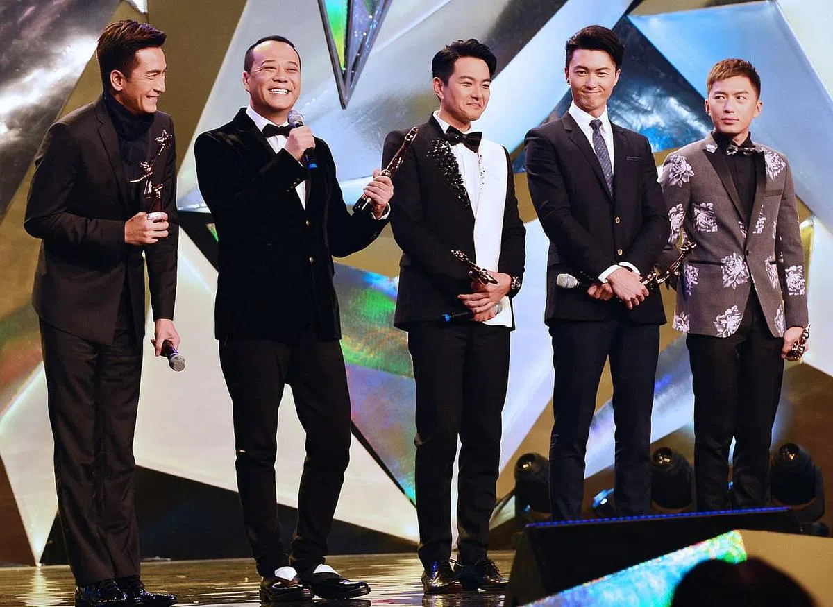 无线计划今年或明年在本地复办实体颁奖典礼。图为出席2016年“星和无线电视大奖”颁奖礼的马国明（左起）、欧阳震华、萧正楠、王浩信和袁伟豪。（档案照）