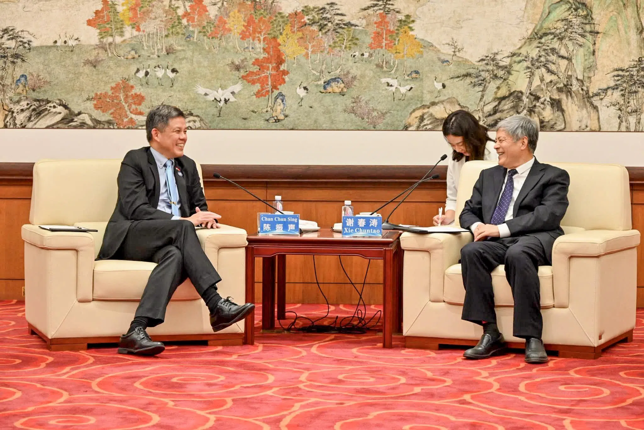 公共服务统筹部长兼国防部长陈振声（左）在脸书发文介绍，时隔三年再与中共中央党校副校长谢春涛会面。（取自陈振声脸书）