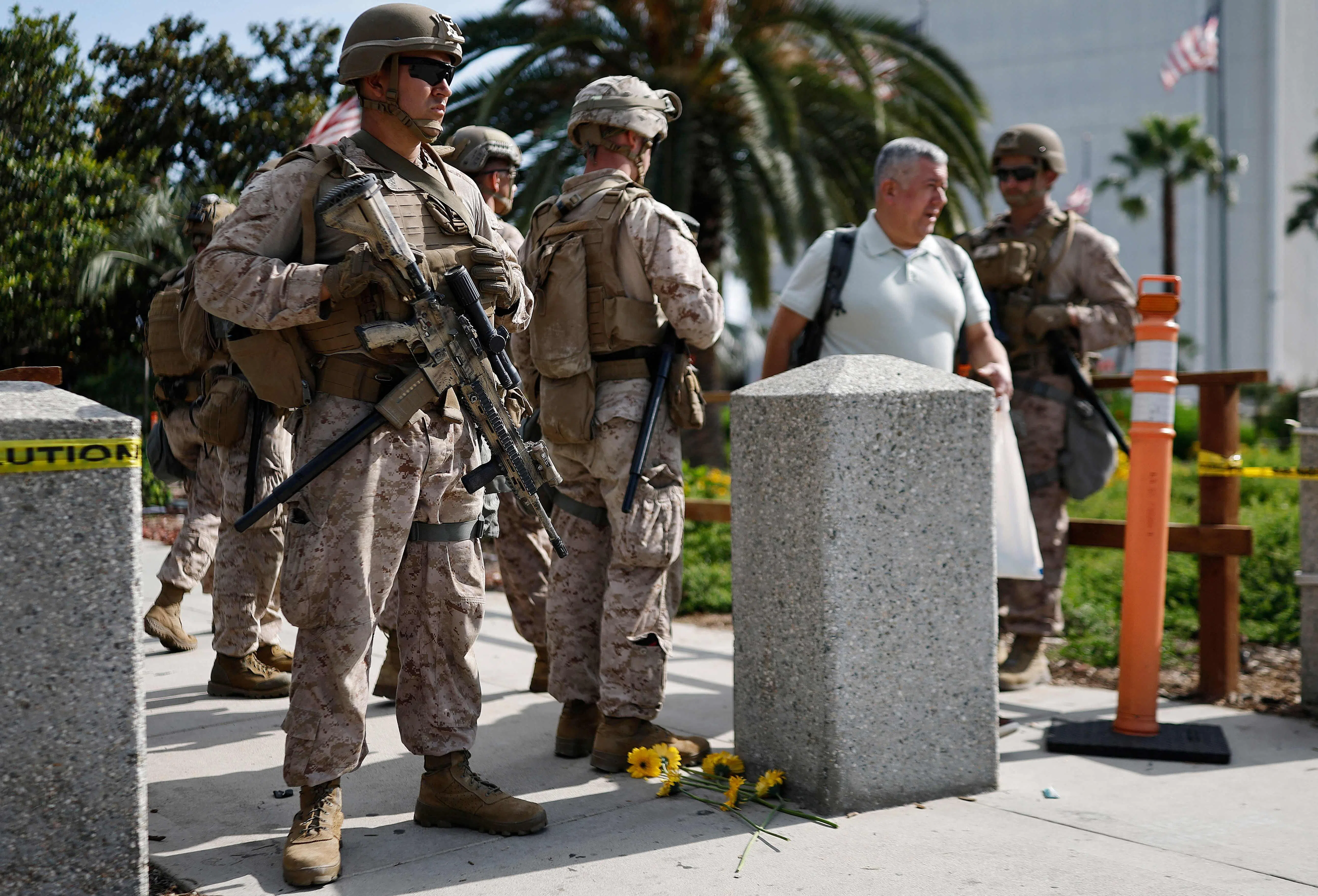 海军陆战队士兵星期五（6月13日）在洛杉矶威尔希联邦大楼（Wilshire Federal Building）外守卫。（法新社）