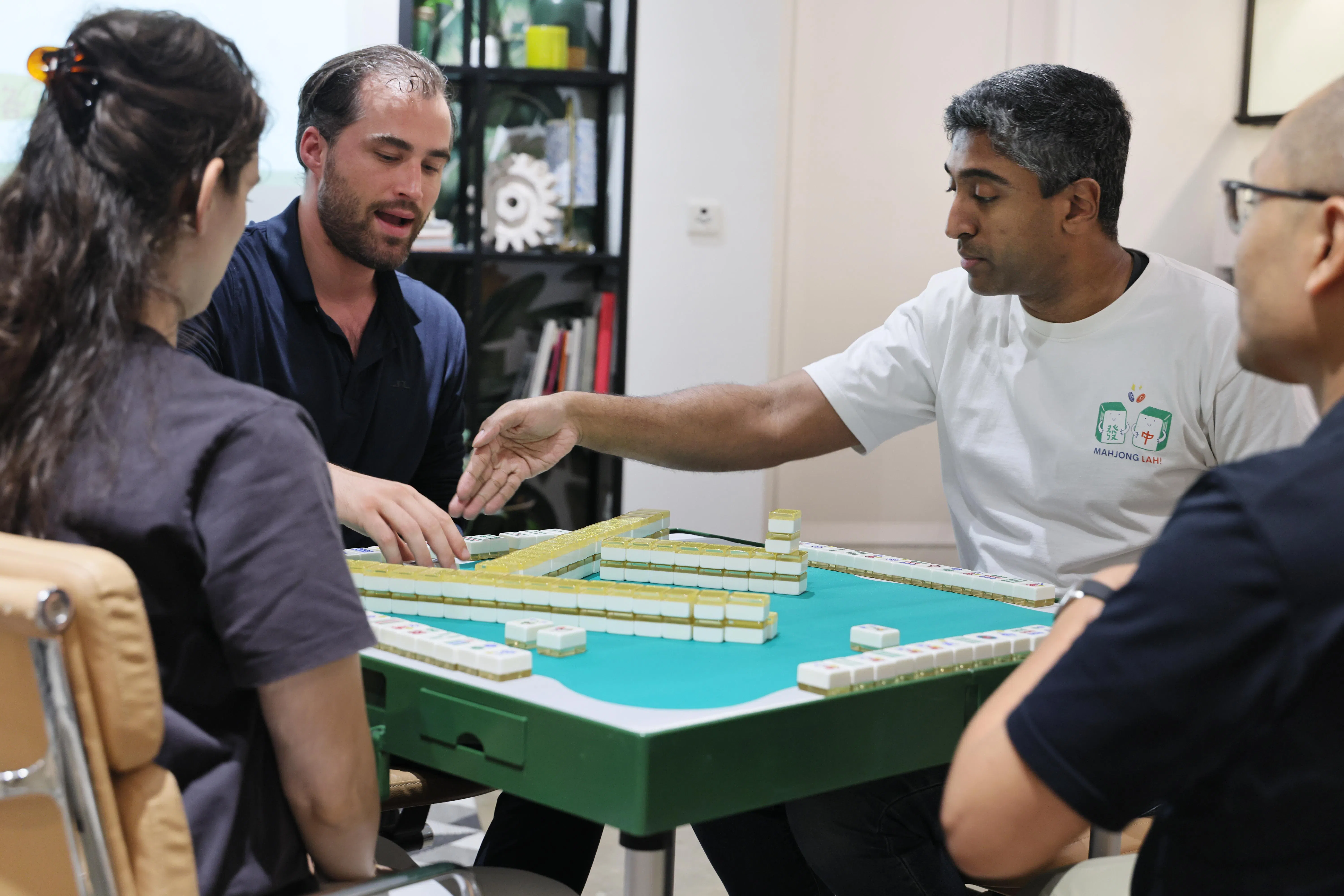 Mahjong Lah有印度裔老师授课，四方桌上尽显多元性。（龙国雄摄）