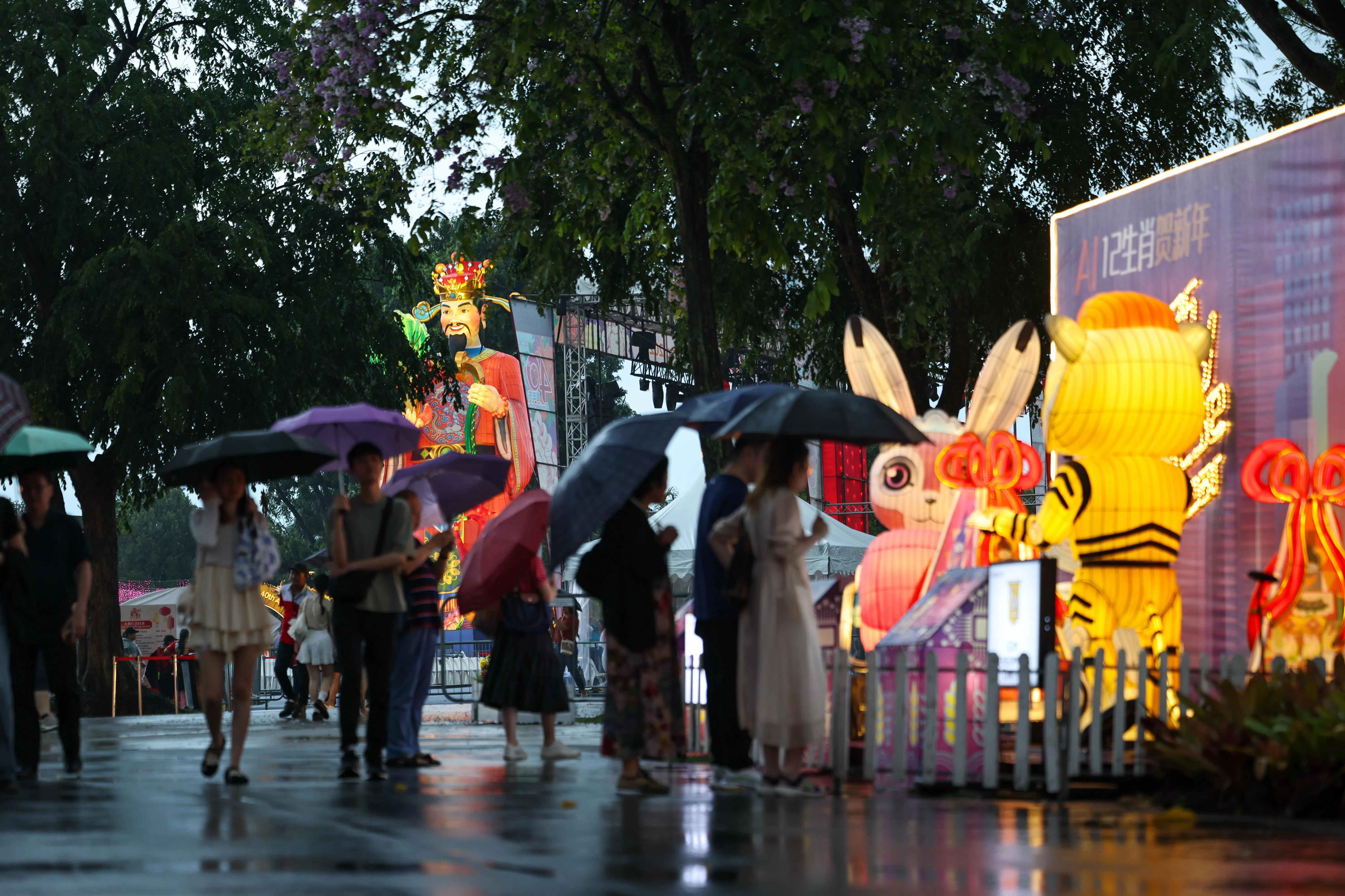 尽管雨下了一整天，仍有不少公众撑伞到滨海湾花园观赏新年灯饰，感受节日氛围。（陈渊庄摄）