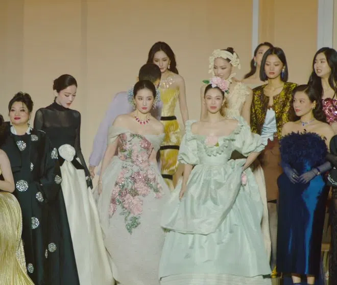 拍大合照时，杨幂（黄衣者）初只是站在最后排，第一排右起为马思纯、钟楚曦、刘亦菲和古力娜扎。（互联网）