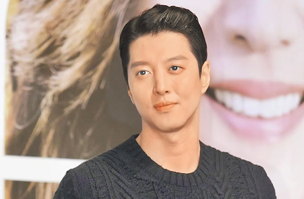 李东健聊起与弟弟的生活点滴，仍然感到悲伤。（互联网）