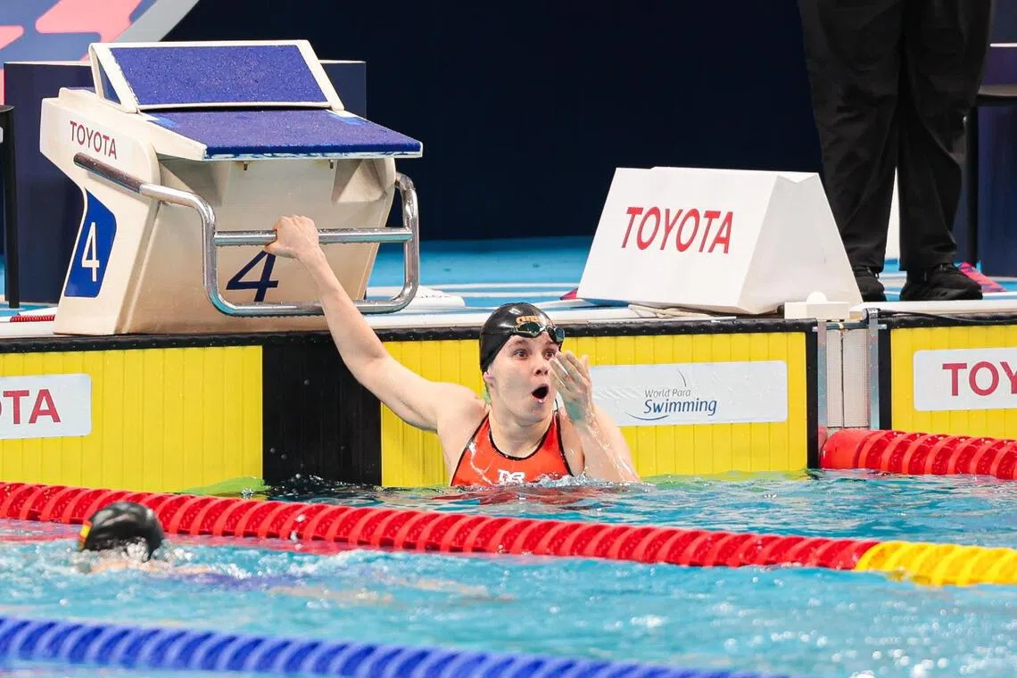 以中立身份参赛的玛丽亚·帕芙洛娃（中）在打破自己保持的女子SB7级100米蛙泳世界纪录后感到十分惊讶。她将成绩提升了1.58秒。（李冠卫摄）