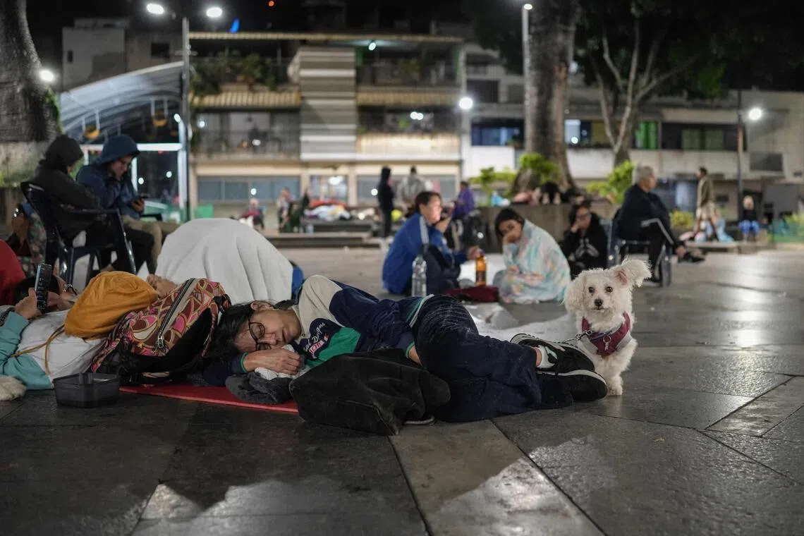 由于余震不断，许多加拉加斯人在入夜后选择在户外过夜。（法新社）