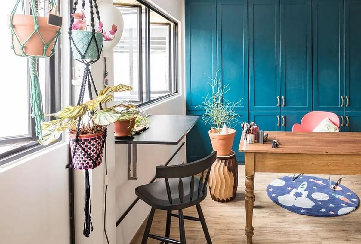 设计师将有瑕疵的橱架再生循环成蓝绿色的橱门，成了家里的特色墙。