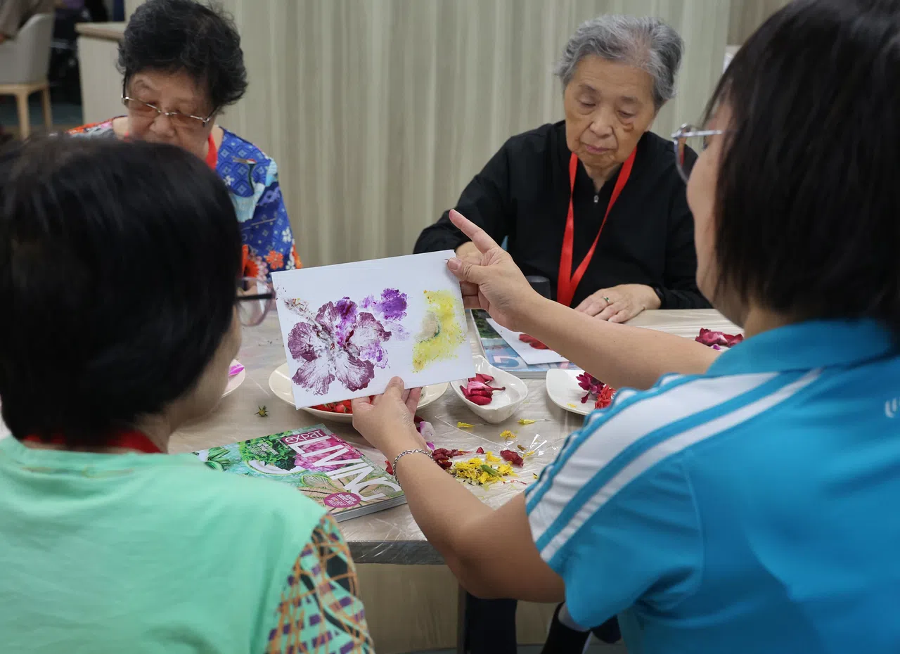 参与者利用天然染料制作小卡，别具意义。（唐家鸿摄）