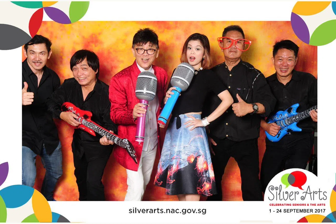 谢金石（左三）和女儿谢苓莉（右三）父女情深。（谢苓莉提供）