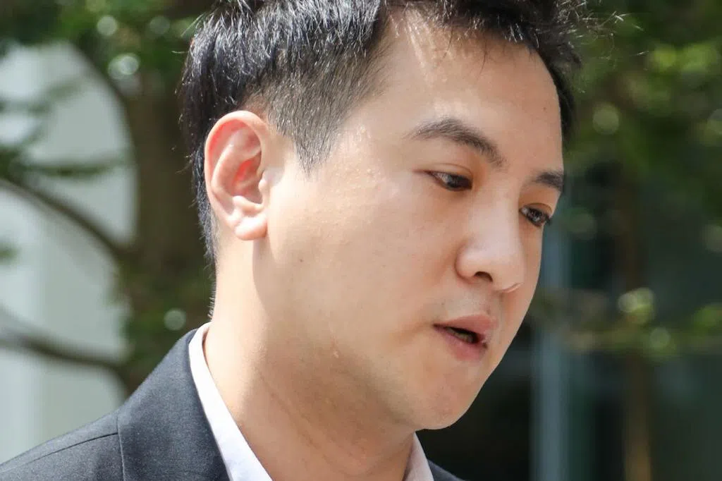方威捷准备入狱服刑 庭外两度鞠躬道歉 | 联合早报