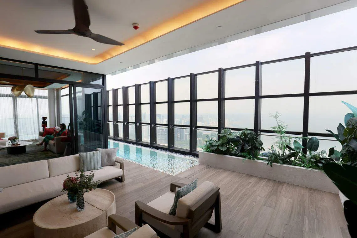 空中别墅的设计焦点放在打造空间的流畅性，拉开落地玻璃门即能打破室内户外的模糊界限，里外结合，呈现拥挤市井中难得的壮阔之气。（龙国雄摄）