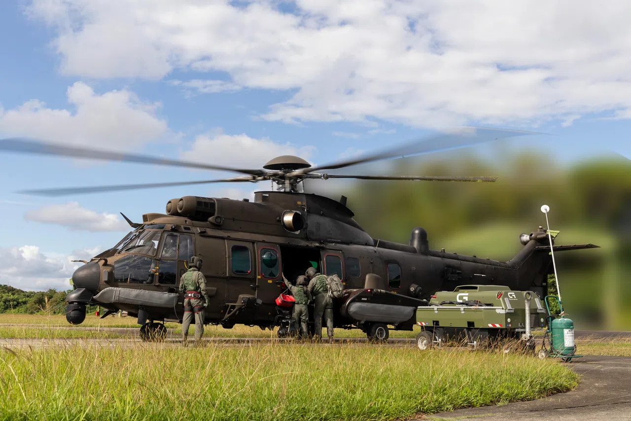 直升机起飞前，机组人员备妥医疗配备，为救护任务做好万全准备。（吴先邦摄）
