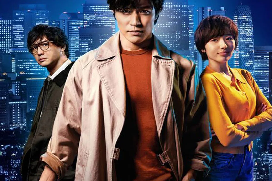铃木亮平（中）在真人版《城市猎人》与森田望智（右）成为新伙伴，两人也是欢喜冤家。（Netflix图）
