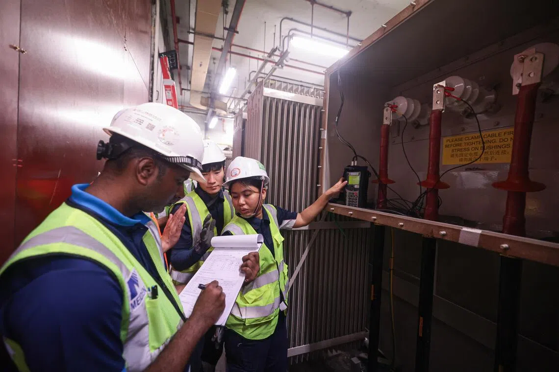 整流变压器负责将交流电转变成可为地铁系统使用的直流电，是保障日常运作的重要部分。新的变压器安装完成后，工程师会仔细检查记录各项数值，确保变压器能正常运作。（李冠卫摄）