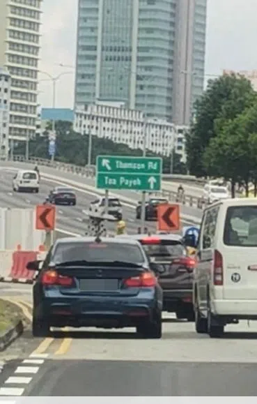 宝马从泛岛快速公路左转进入汤申路，再驶回快乐山路，做了一个大U转。（受访者提供的视频截图）