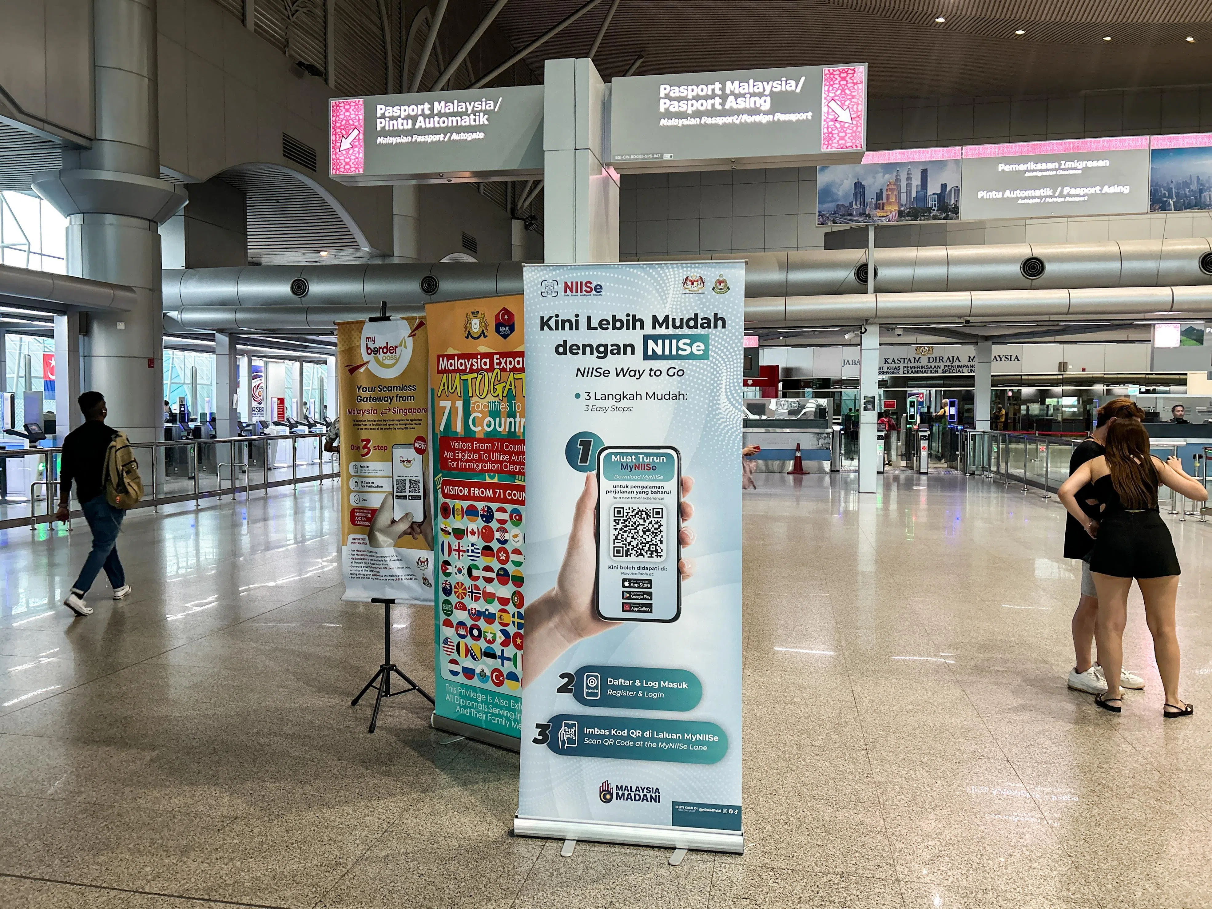 马国MyNIISe应用预计10月扩展至电单车及巴士乘客通道，新山苏丹依斯干达大厦大厅内的海报已在鼓励人们使用。（关俊威摄）
