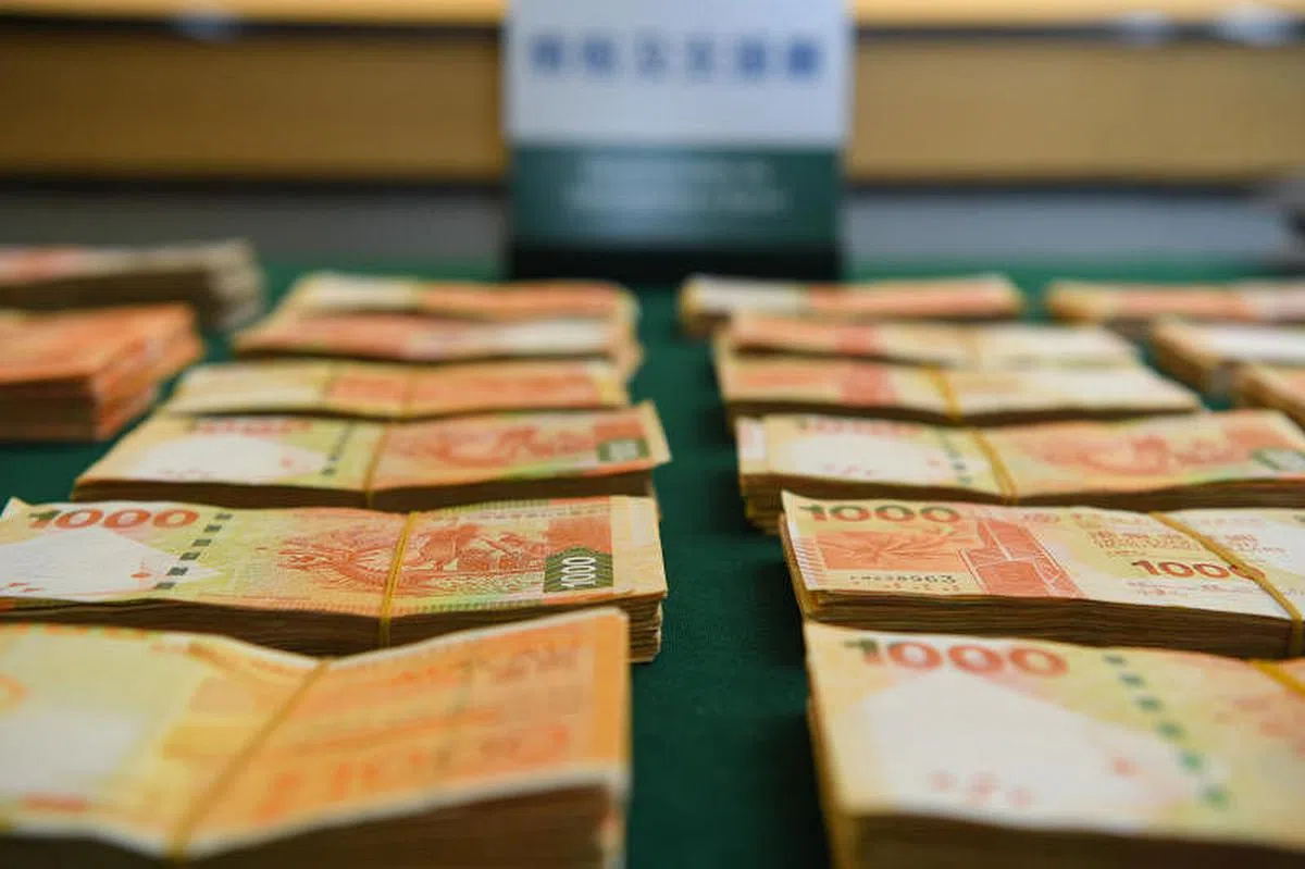 11月28日，澳门司警新闻发布上展示的证物。当日，澳门司警在新闻发布会上公布侦破一起涉及犯罪集团、不法经营赌博及清洗黑钱罪的案件，拘捕11名嫌犯包括集团首脑，检获大批电脑装置、电子储存装置及扣押约300万澳门元现金。 （中通社）