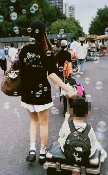 赵丽颖用行李箱拖着儿子前进。（互联网）