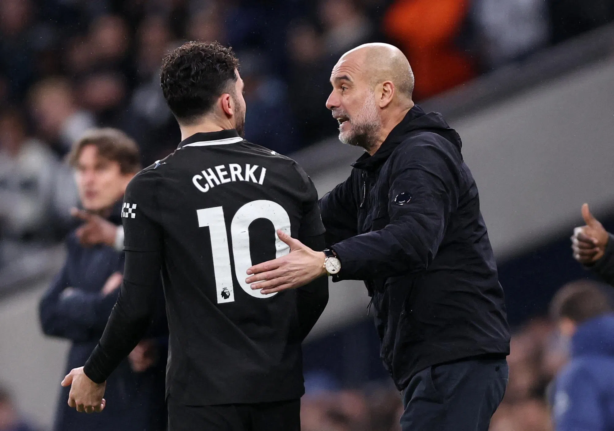 完成联赛杯四连冠后，瓜迪奥拉（右）执教的曼市已连续四个赛季未能闯入联赛杯决赛，此役有望打破“冠军荒”。（路透社）