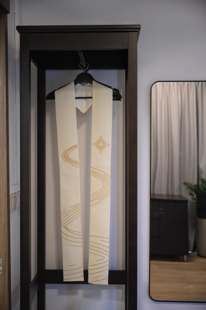 教宗方济各在圣方济萨勿略避静中心的房间内，挂着他在访新期间穿戴过的披肩。这将是作为文物保存收藏起来的物品之一。（海峡时报）