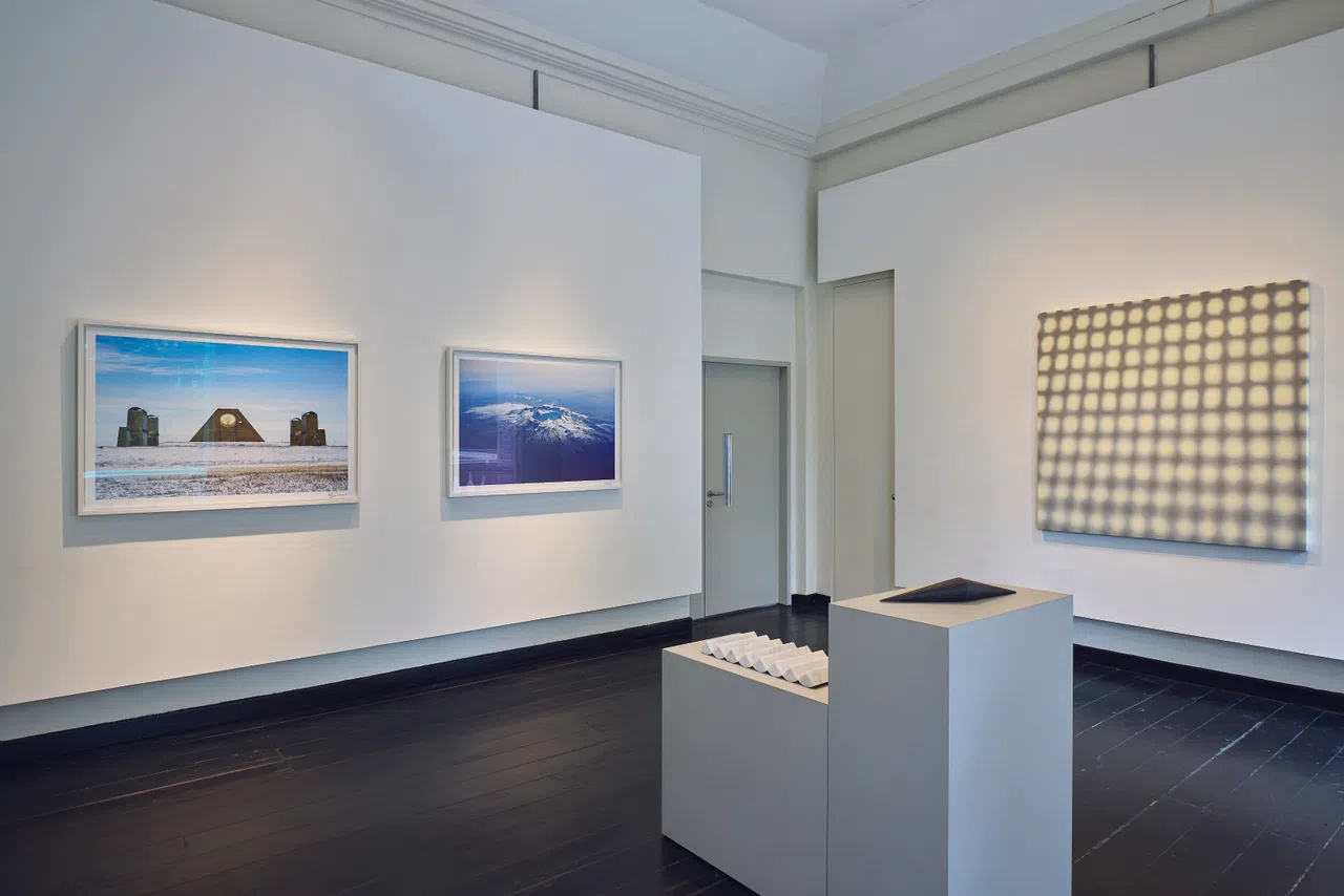 二楼左墙上展示沈绮颖关于核武器的摄影作品，出自藏家刘佳文医生。（私人美术馆提供）