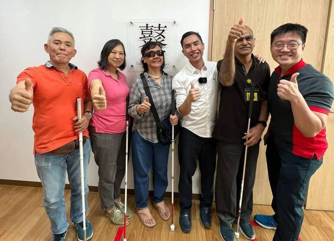 为确保传达列车信息的乐曲能更好地服务视障者，鼟乐团创办人兼创意总监黄圣苗博士（左四）与团队在编曲过程中，频频征求视障者的反馈。（黄圣苗提供）