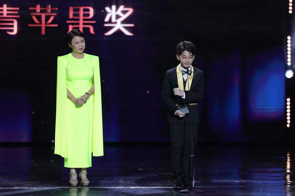 今年由常青演绎奖得主向云（左）颁发青苹果奖给王勇畯，颇具传承意义。（新传媒提供）
