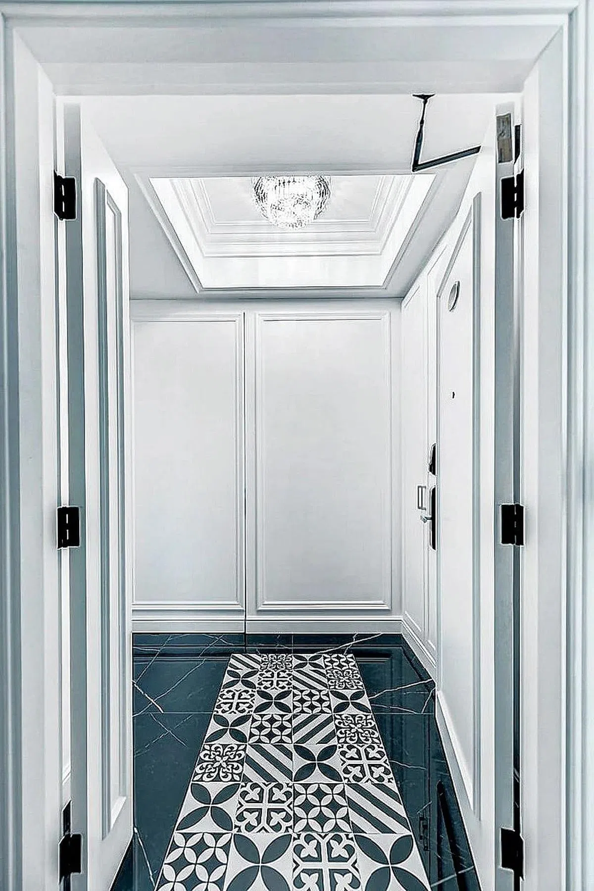 玄关地板和天花板都有强烈的设计元素，一进门就展现极繁主义特色。（idfferent Design Pte Ltd提供图片）