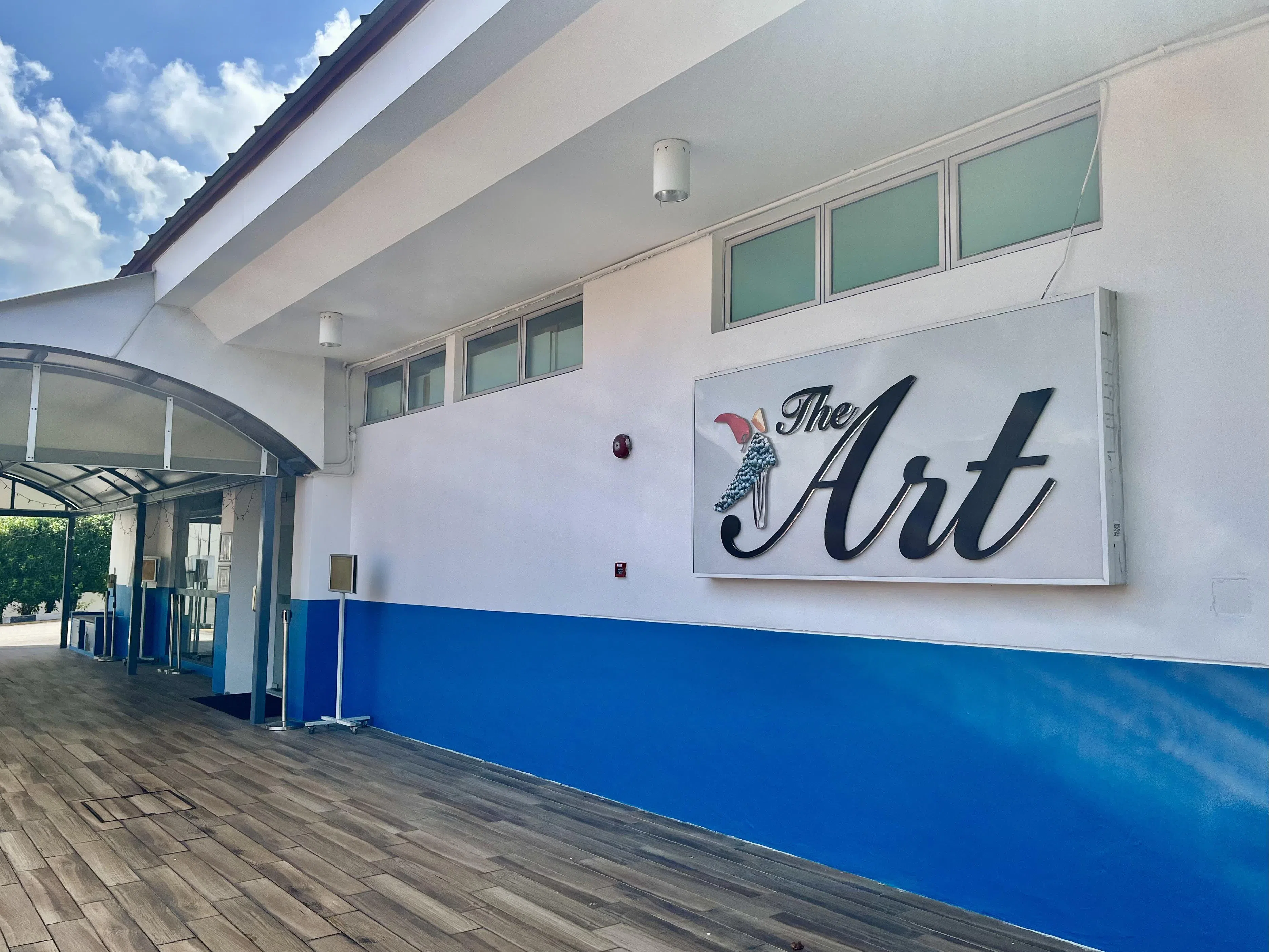 在圣升明径学校位于凯秀路的校门口登记，往左上坡路步行几分钟，就看到学校的培训餐馆The Art。（陈映蓁摄）