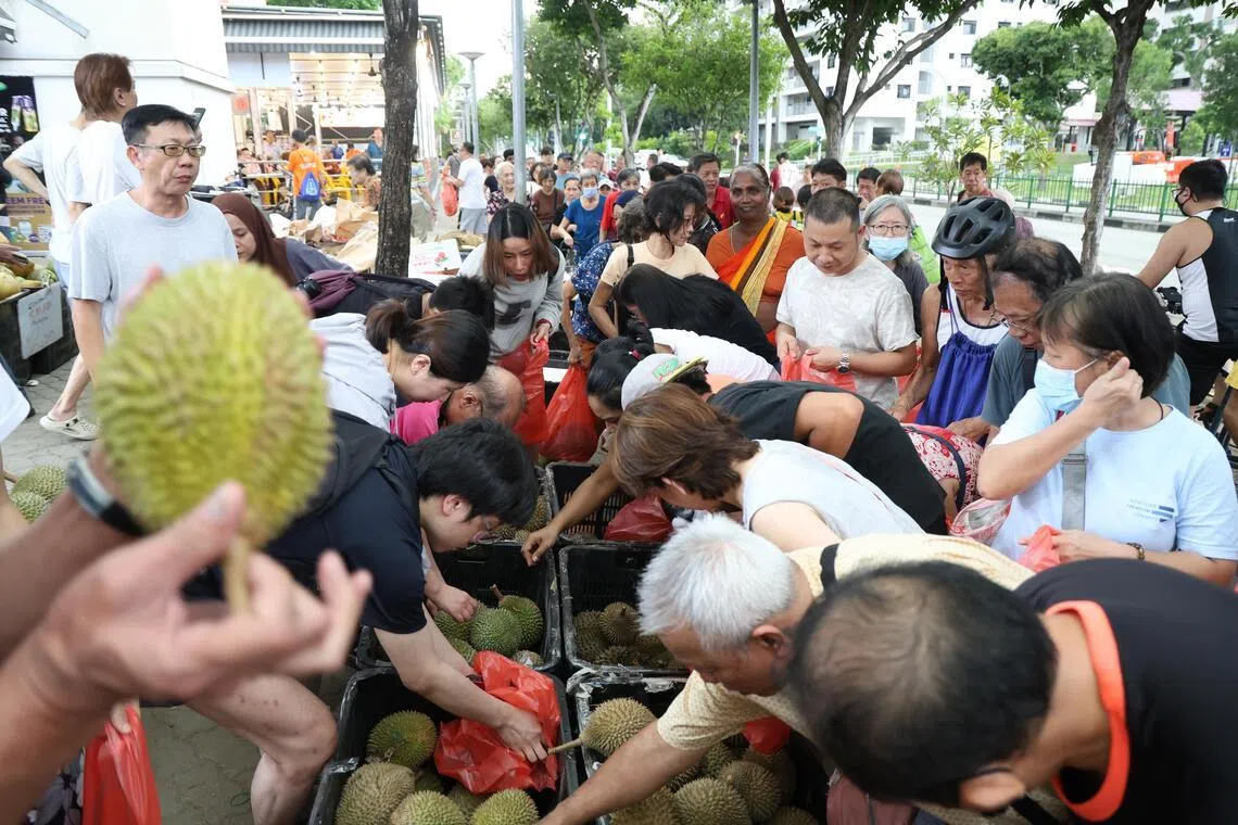 店家虽有“每人限领两个榴梿”的规定，但超额领走榴梿的还是大有人在。（关俊威摄）