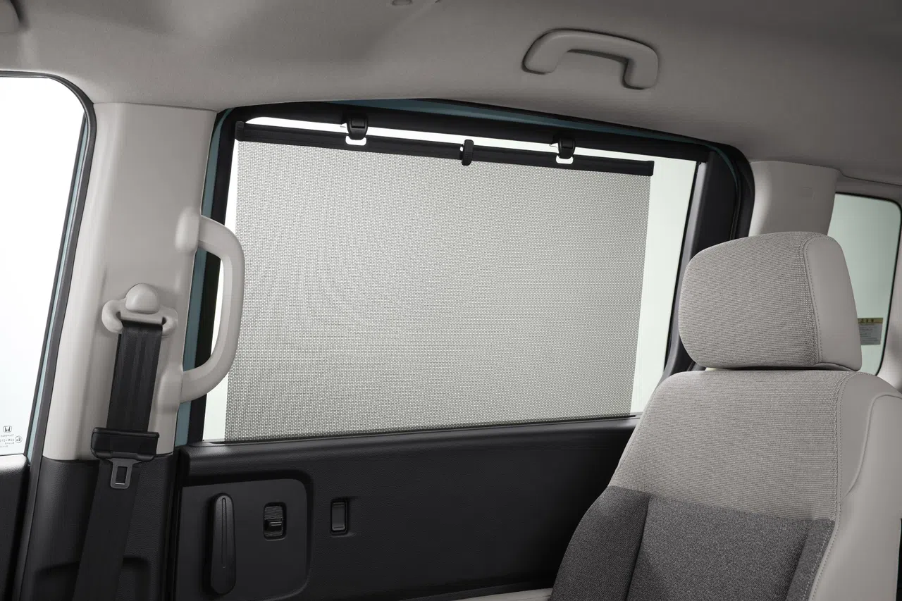 中排车窗配备遮阳帘，有助提升乘坐舒适度。（车商提供）
