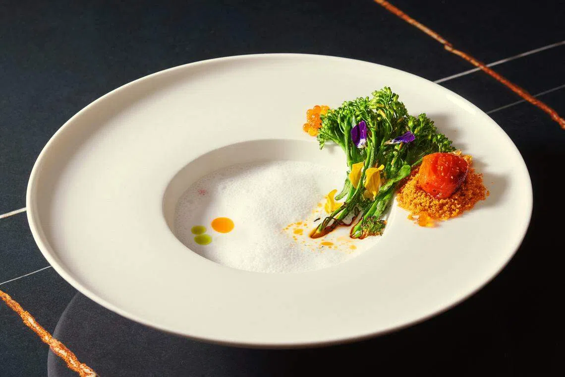 生椰奶飞鱼仔汤搭芥兰，是缅甸鱼汤的升华版。（餐馆提供）