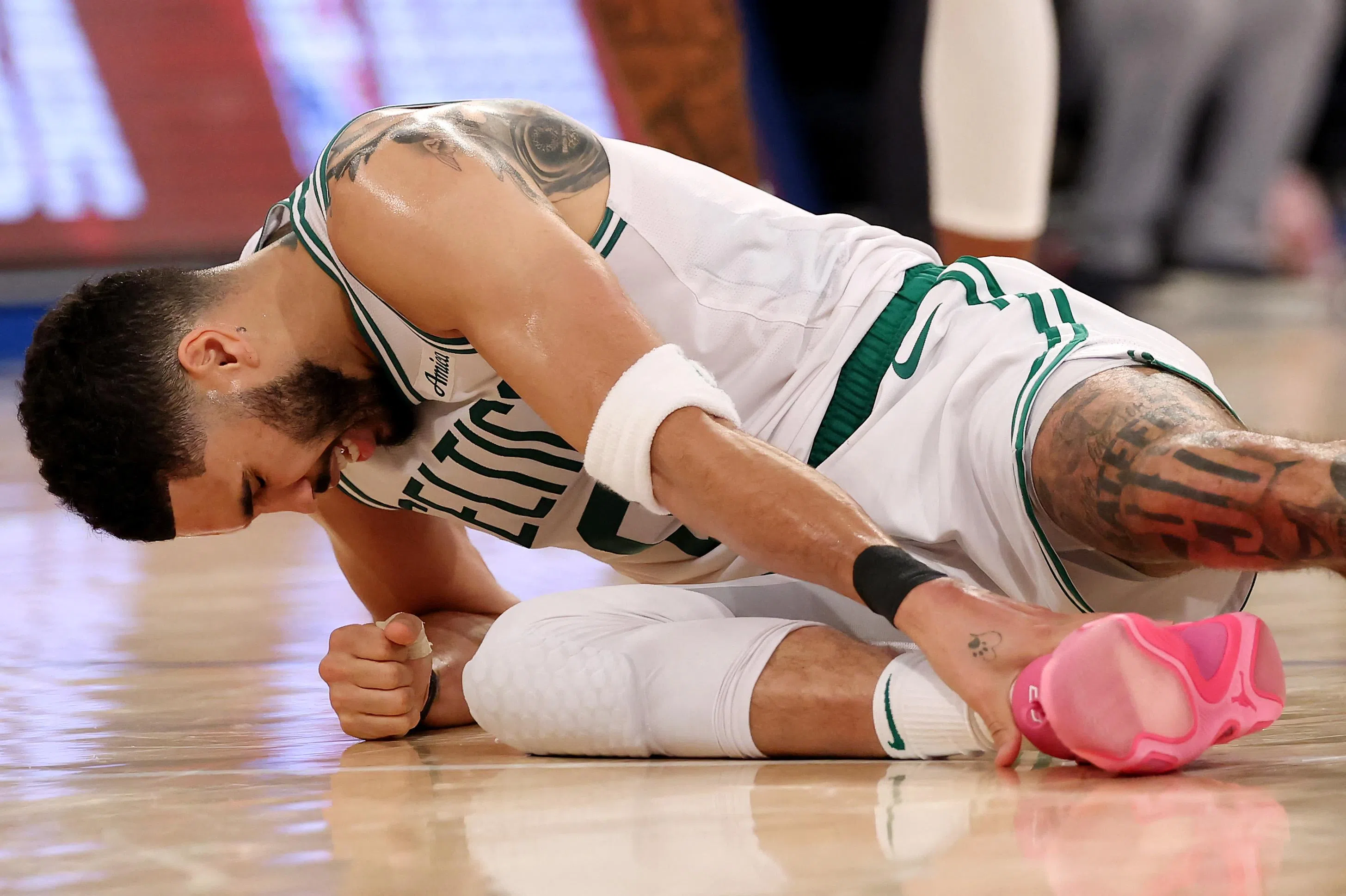 前届NBA冠军凯尔特人核心塔图姆也在本届季后赛撕裂跟腱。（法新社）