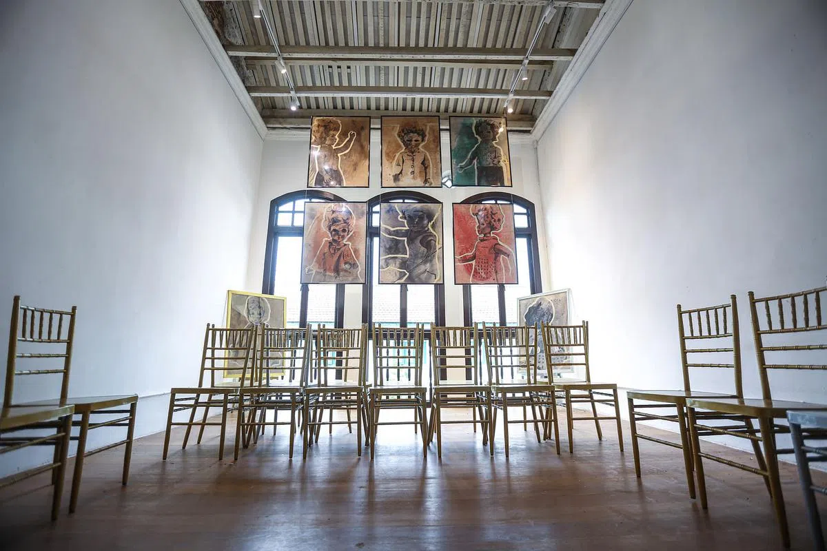 店屋二楼展示了王蓓丽本身的永久收藏，本地艺术家邢万和的早期作品。