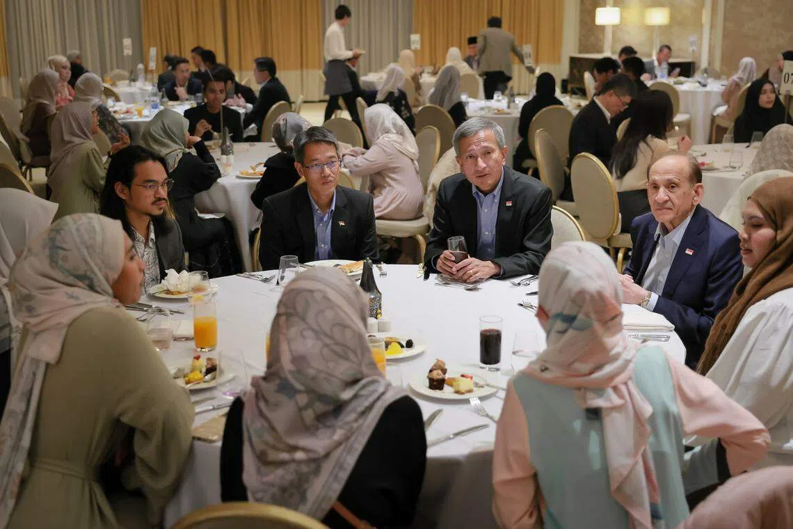 维文（右三）与我国驻约旦非常驻大使扎曼（Shamsher Zaman，右二）和议员严燕松（右四）等新加坡代表团成员与在约旦的新加坡学生开斋，了解他们对宗教和就业前景等看法。（海峡时报）